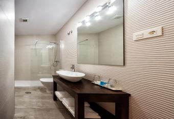 Nuevo Monteftur allows 18 year olds to book a room