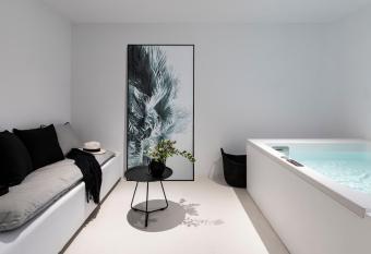 Nimbus Mykonos has rooms with a private hot tub