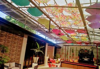 HalfWay House Hostel Mactan Cebu Airport has Balcony rooms