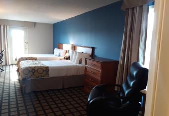Baymont by Wyndham Rochester Mayo Clinic Area has rooms with a private hot tub