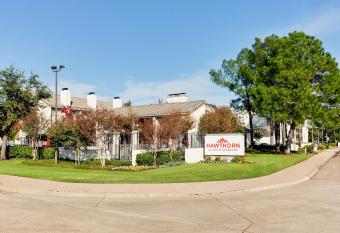 Hawthorn Suites by Wyndham Arlington has Balcony rooms