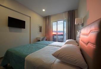 Hyperion Hotel has Balcony rooms