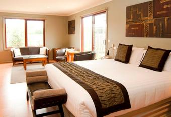 Bairnsdale Motel has rooms with a private hot tub