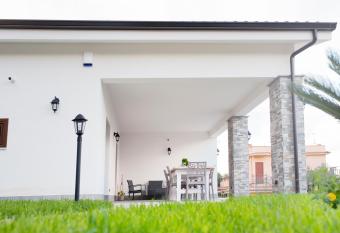 Villa Uliveto has Balcony rooms