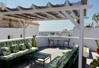 Casa Bonhom  a allows 18 year olds to book a room