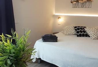 Camere e attico al mare allows 18 year olds to book a room