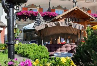 Villa Martha Vintage Hotel-B&B allows 18 year olds to book a room