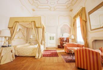 Hotel Villa Corn  r Della Regina has rooms with a private hot tub