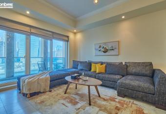 bnbmehomes - Great Value over looking Canal in Professional Apt - 303 has rooms with a private hot tub