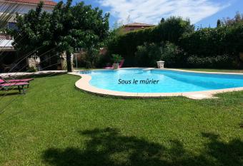 Sous le m  rier allows 18 year olds to book a room