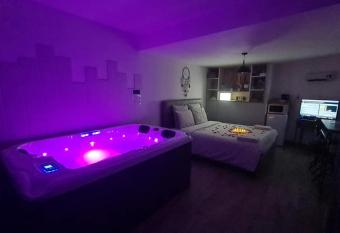 Les Fines Bulles & spa allows 18 year olds to book a room