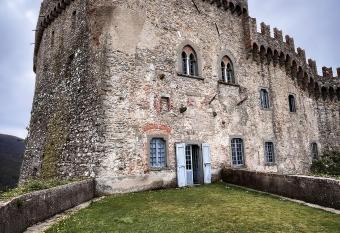 Castello Malaspina di Fosdinovo has Balcony rooms
