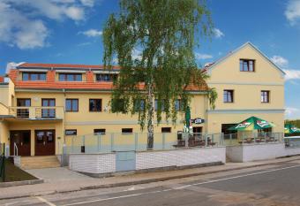 Penzion a Restaurace Simanda allows 18 year olds to book a room