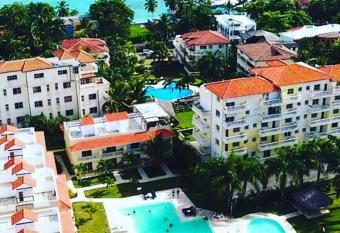 Residencial Las Palmeras de Willy allows 18 year olds to book a room