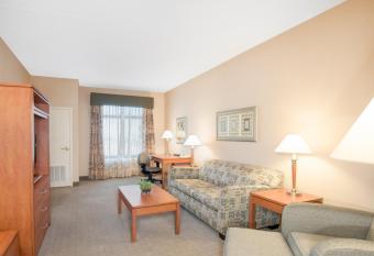 Holiday Inn & Suites Goodyear - West Phoenix Area By IHG has rooms with a private hot tub