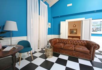 salita plinio 1 allows 18 year olds to book a room