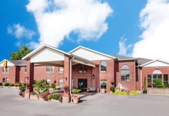 Super 8 by Wyndham Pine Bluff has Smoking rooms