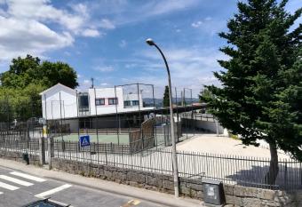 Alojamento de Santa Maria (near Siza Vieira s Church) has rooms with a private hot tub