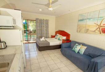 Tropical Palms Resort & 4WD Hire has Balcony rooms