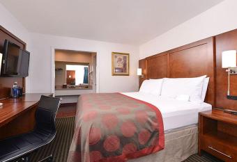 Ramada by Wyndham Mountain View has rooms with a private hot tub