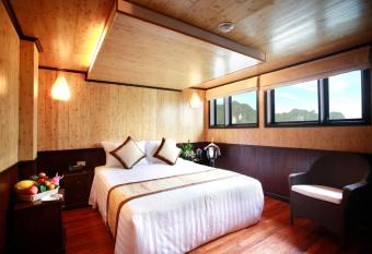 Syrena Cruises has rooms with a private hot tub