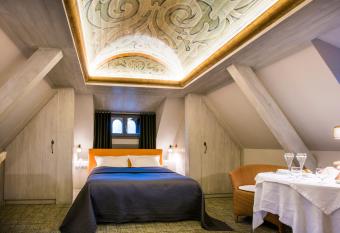 H  tel le Moulin has Balcony rooms