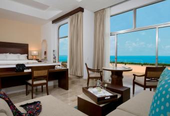 Grand Fiesta Americana Coral Beach Cancun has rooms with a private hot tub