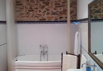 Casa Benaxo has rooms with a private hot tub