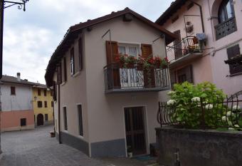 La casetta in piazzetta has Balcony rooms