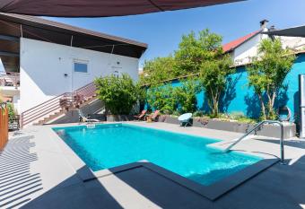 Pure Sky Apartments - with pool allows 18 year olds to book a room