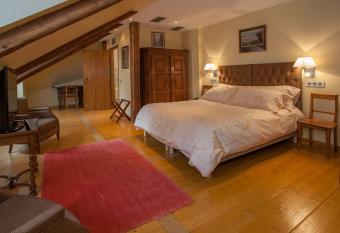 H  tel & Spa Le Bouclier D or has rooms with a private hot tub