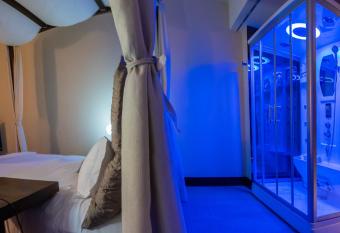 Main Palace Hotel has rooms with a private hot tub