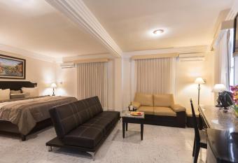 Hotel Victoria Merida has rooms with a private hot tub