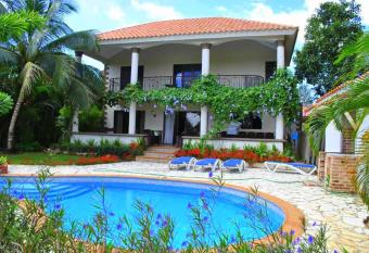 Villa Metro Country Club has Balcony rooms