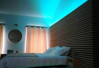 La bulle D or  e has rooms with a private hot tub