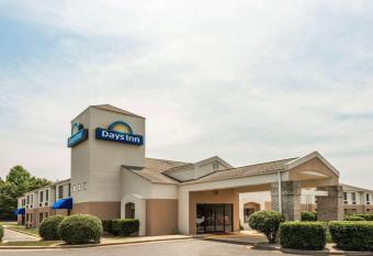 Days Inn by Wyndham Yadkinville has rooms with a private hot tub