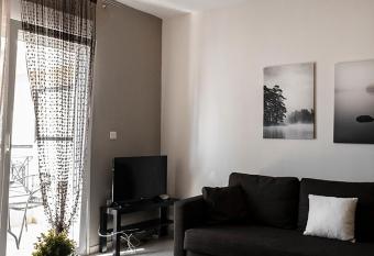 Kalvou flat has Smoking/Balcony rooms