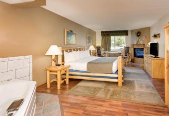 Baymont by Wyndham Owatonna has rooms with a private hot tub