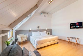 Modern Apartments in Puerto Madero has rooms with a private hot tub