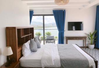 Green Pearl Villa Ha Long has rooms with a private hot tub