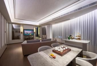 MaxX by Steigenberger Guangzhou Zhujiang New Town - Former Grand Mercure Hotel has rooms with a private hot tub