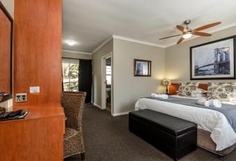 Abalone Guest House has rooms with a private hot tub