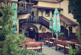 Hotel U Dvou medv  dk   allows 18 year olds to book a room