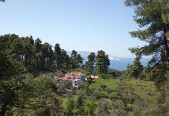 Houni House has Smoking/Balcony rooms