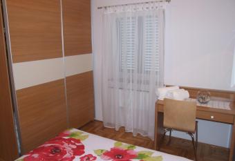 Apartman Helen has rooms with a private hot tub