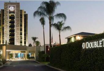 DoubleTree by Hilton Monrovia - Pasadena Area has rooms with a private hot tub