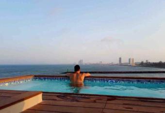 FRENTE PLAYA vista al mar, PISCINA DE USO EXCLUSIVO allows 18 year olds to book a room