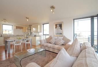 Oxfordshire Living - The Monroe Apartment - Oxford has Balcony rooms