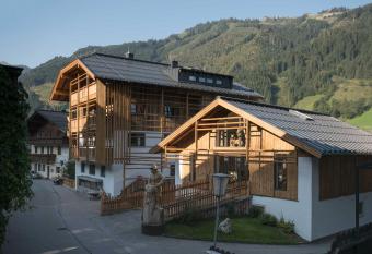 Atelier Garni Astei has Balcony rooms