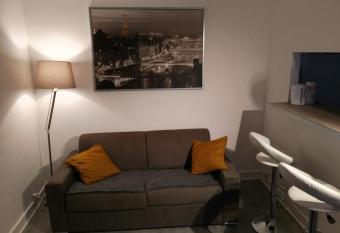 Comfy Parisian studio! has Balcony rooms